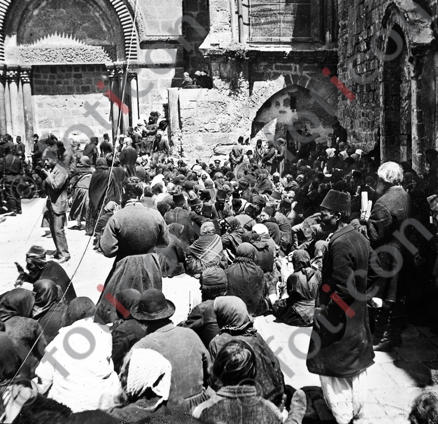 An der Grabeskirche | At the Holy Sepulchre - Foto foticon-simon-heiligesland-54-013-sw.jpg | foticon.de - Bilddatenbank für Motive aus Geschichte und Kultur